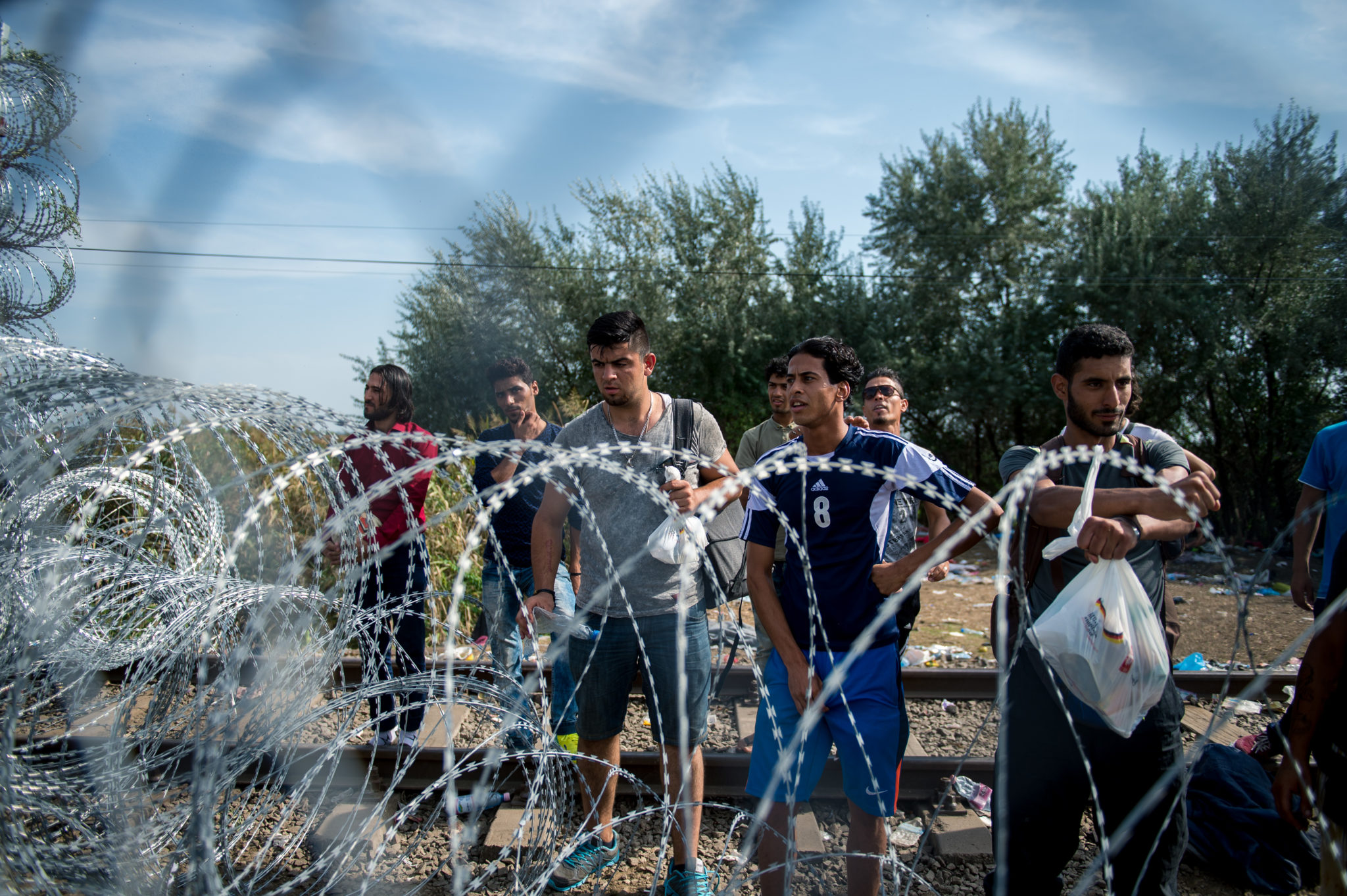 Freedom not frontex:vienna bécsi emberi jogi aktivisták zavarják meg Z. Kárpát Dániel, a Jobbik frakcióvezető-helyettese sajtótájékoztatóját a magyar-szerb határon lévő műszaki határzáron keresztül Röszke határában 2015. szeptember 15-én.
