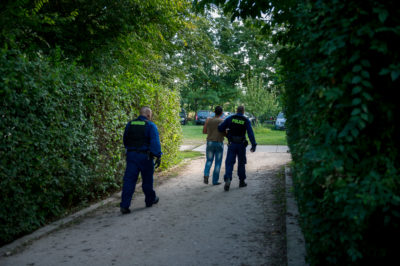 Rendőrök elvezetnek egy illegális határátlépőt Röszke közelében a magyar-szerb határ közelében 2015. szeptember 16-án.